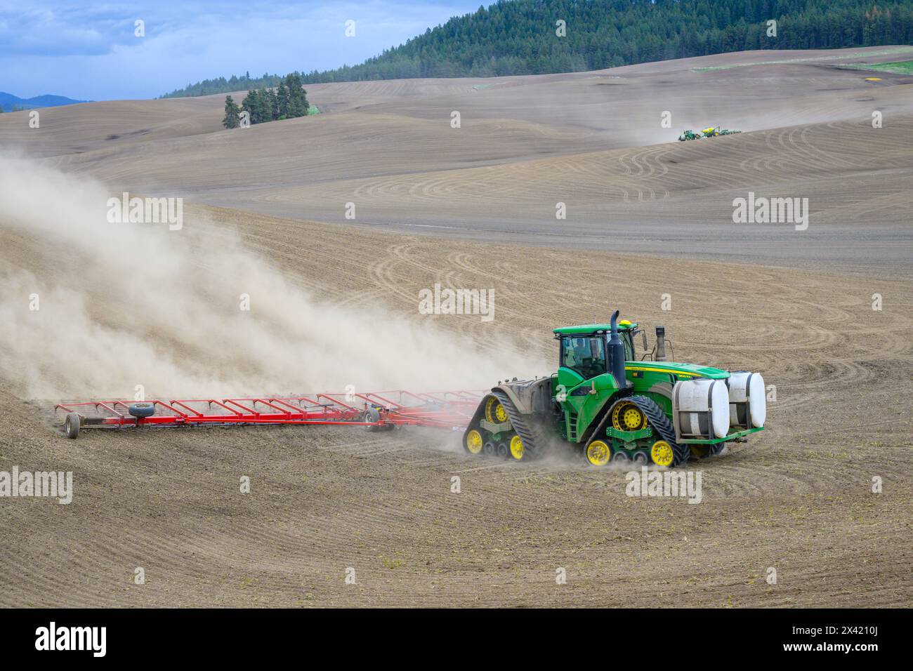 Pullman, WA, USA - 27. April 2024; knickgelenkter Kettendozer Green John Deere 9620RX bereitet das Federfeld in Palouse vor Stockfoto