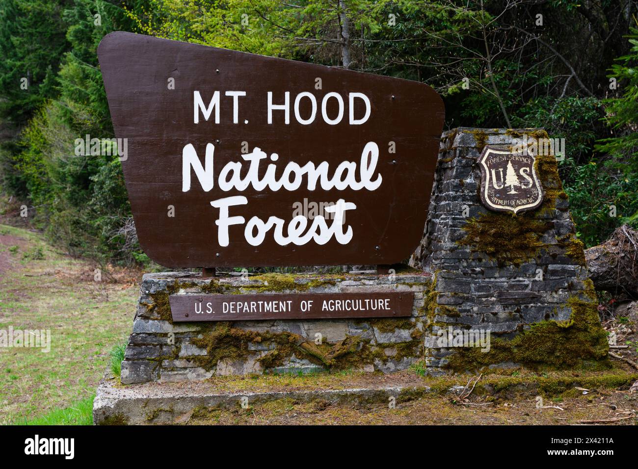 Parkdale, OR, USA – 27. April 2024; traditionelles Schild aus Holz und Stein für den Mt Hood National Forest in Oregon Stockfoto
