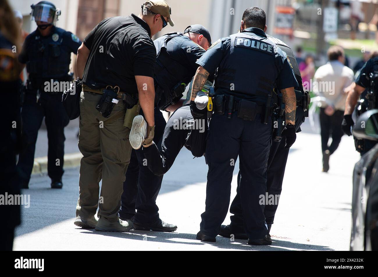 Texas, USA. April 2024. Die Polizei verhaftete einen Demonstranten in einem Lager an der University of Texas. Austin, Texas. Mario Cantu/CSM(Bild: © Mario Cantu/Cal Sport Media). Quelle: csm/Alamy Live News Stockfoto