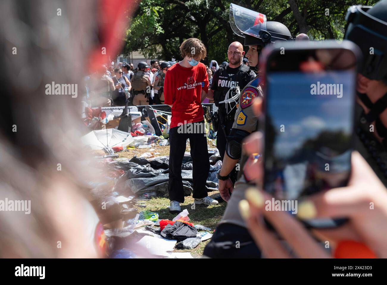 Texas, USA. April 2024. Die Polizei verhaftete einen Demonstranten in einem Lager an der University of Texas. Austin, Texas. Mario Cantu/CSM/Alamy Live News Stockfoto