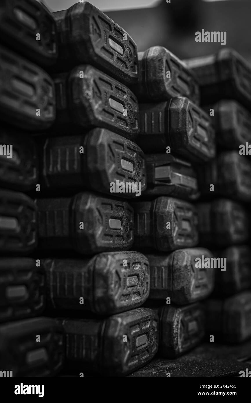 New Marines mit Lima Company, 3. Rekrut Training Battalion, reinigen und geben ihre Gewehre und Ausrüstung in die Rüstung des Marine Corps Recruit Depot Parris Island, S.C., 29. April 2024 zurück. Diese Gewehre wurden während des gesamten Trainings von Rekruten getragen und werden in der letzten Woche während des Check-Out-Prozesses an Bord des Depots zurückgegeben. (Foto des U.S. Marine Corps von Lance CPL. Ava Alegria) Stockfoto