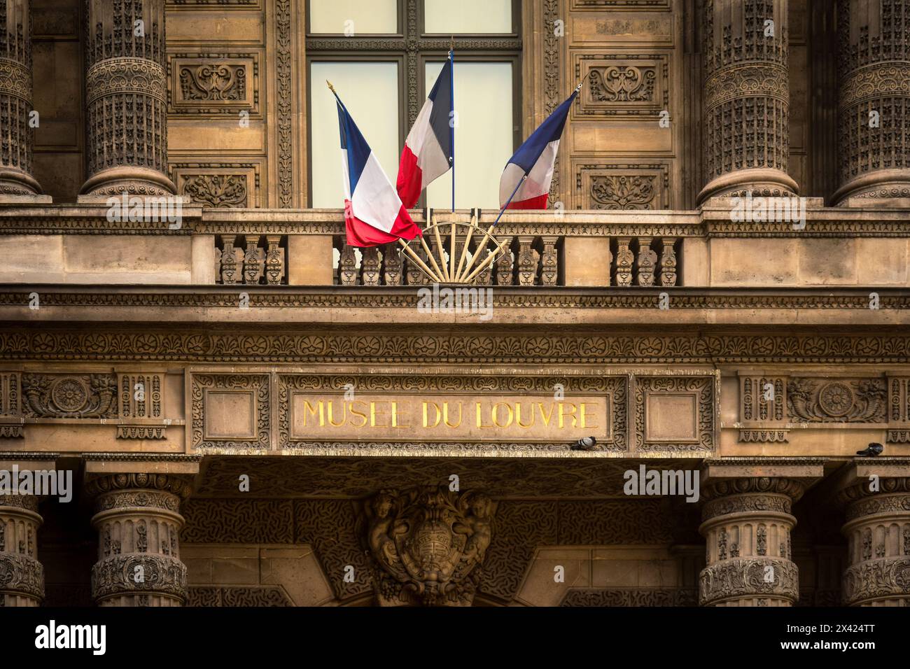 Paris, Frankreich - Januar 2024: Schild zum Louvre-Museum mit Fahnen Stockfoto