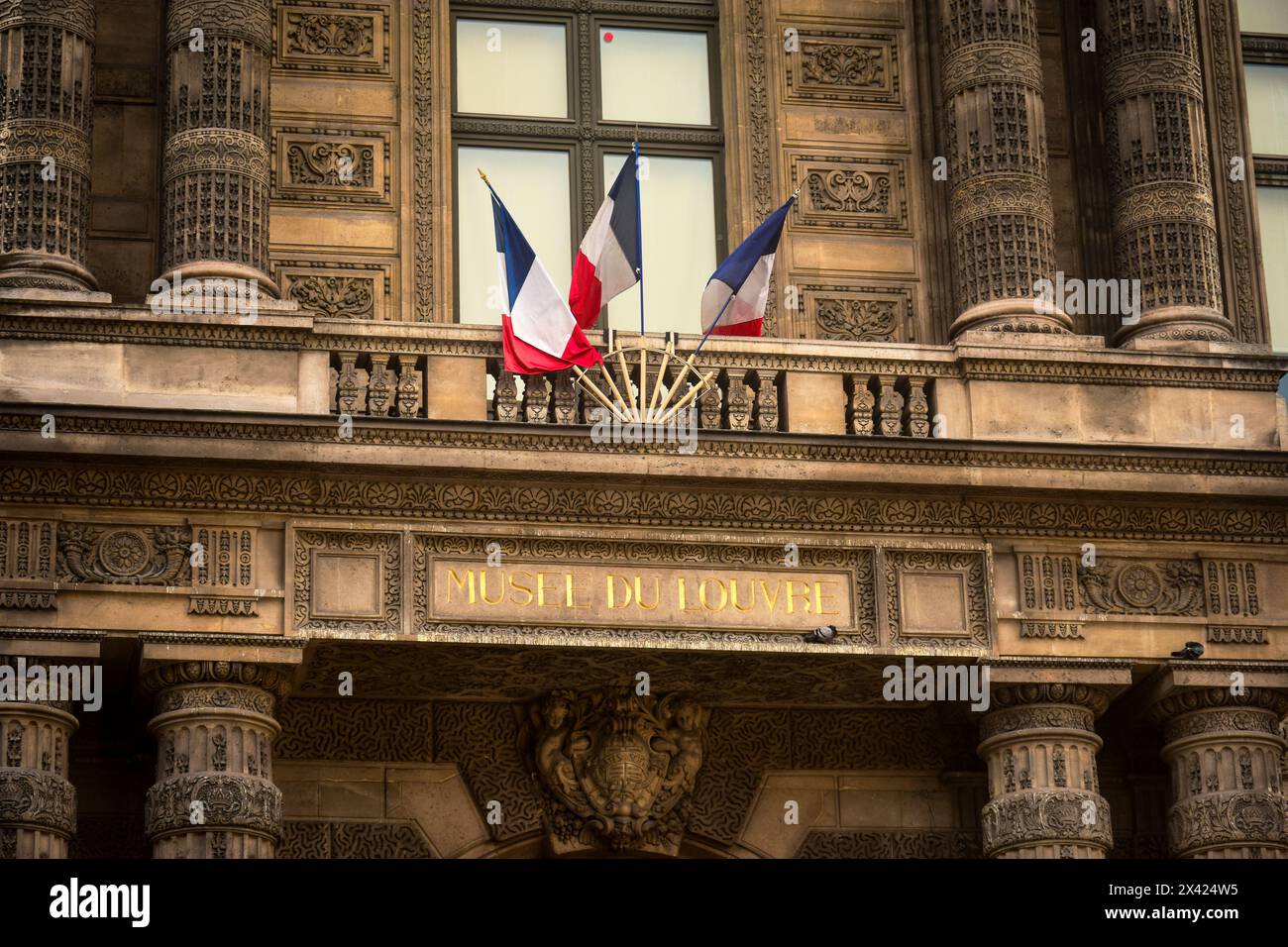 Paris, Frankreich - Januar 2024: Schild zum Louvre-Museum mit Fahnen Stockfoto