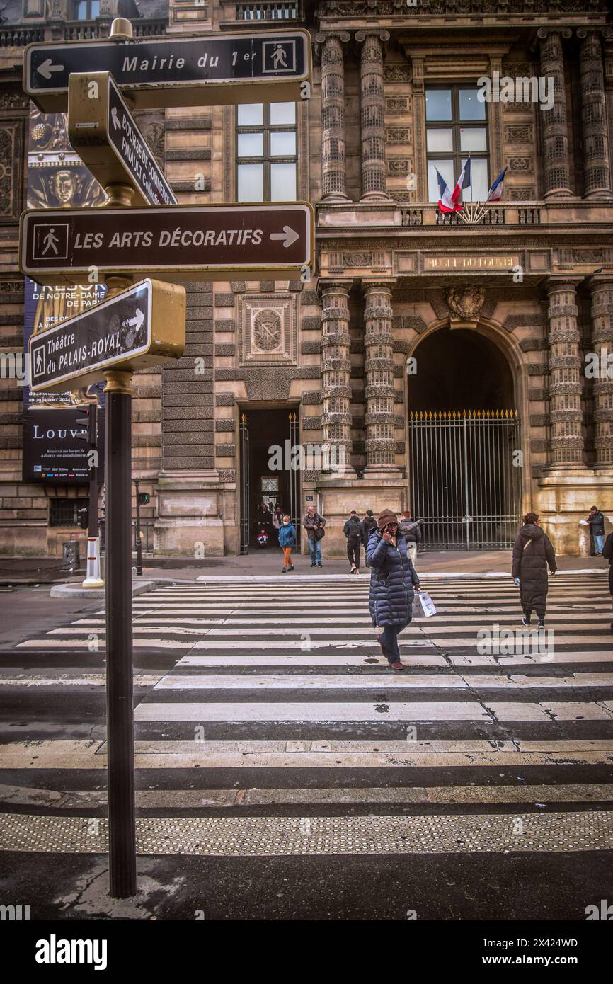 Paris, Frankreich - Januar 2024: Eingang zum Louvre, an dem Leute vorbeilaufen Stockfoto