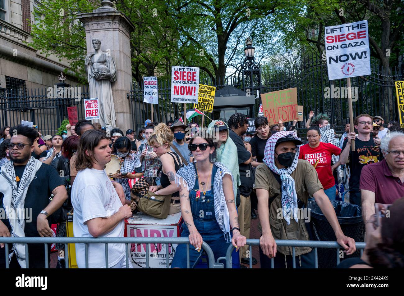 New York, USA. April 2024. Hunderte protestieren vor den Toren der Universität, da die Verhandlungen mit der Universitätsverwaltung keinen Konsens erzielen. Studenten, die sich auf dem Gelände der Universität befinden, fordern die Offenlegung von Universitätsinvestitionen im Zusammenhang mit der israelischen Besetzung Palästinas, die Veräußerung dieser Investitionen und Amnestie für Studenten, die im Lager von der Polizei verhaftet wurden. Quelle: M. Stan Reaves/Alamy Live News Stockfoto