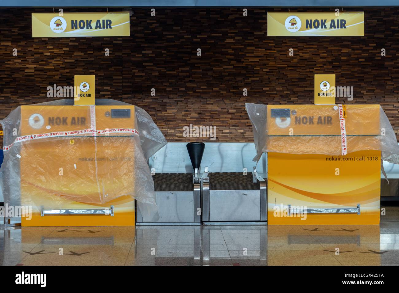 NAN, THAILAND, 19. MAI 2023, Ein geschlossener NOK Air Check-in-Schalter an einem Flughafen in Nordthailand Stockfoto