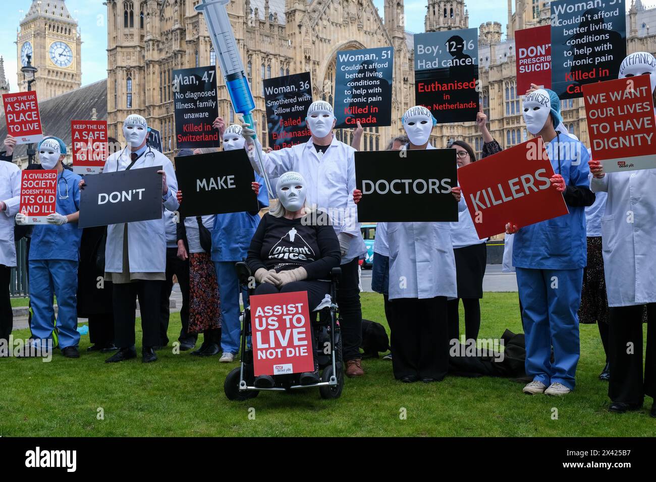 London, Großbritannien, 29. April 2024. Behindertenaktivisten aus Not Dead Yet UK protestieren gegen das Sterben im Vorfeld einer parlamentarischen Debatte, die durch eine Petition ausgelöst wurde, die von über 200.000 Menschen unterzeichnet wurde. Quelle: Eleventh Photography/Alamy Live News Stockfoto