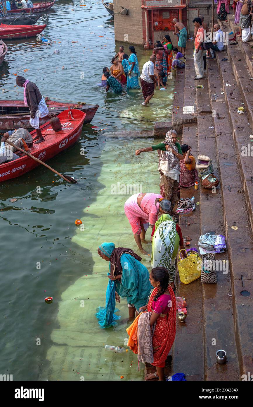 Hinduistische Pilger, die am Ufer des Ganges in Varanasi, Indien, baden und Riten durchführen. Stockfoto