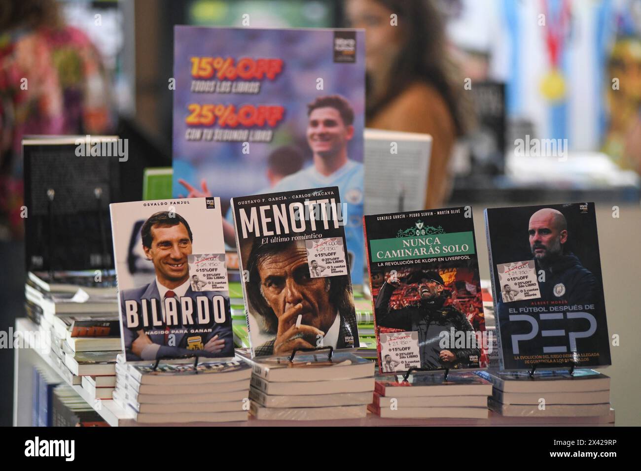 Fußballbücher. 48° Feria Internacional del Libro de Buenos Aires (48° Internationale Buchmesse von Buenos Aires). La Rural, Predio Ferial de Palermo. Argentinien Stockfoto