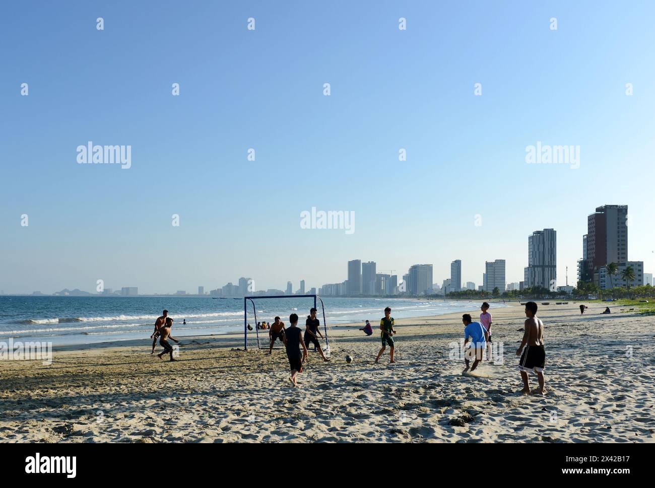 Vietnamesische Männer spielen Fußball am Strand in da Nang, Vietnam. Stockfoto