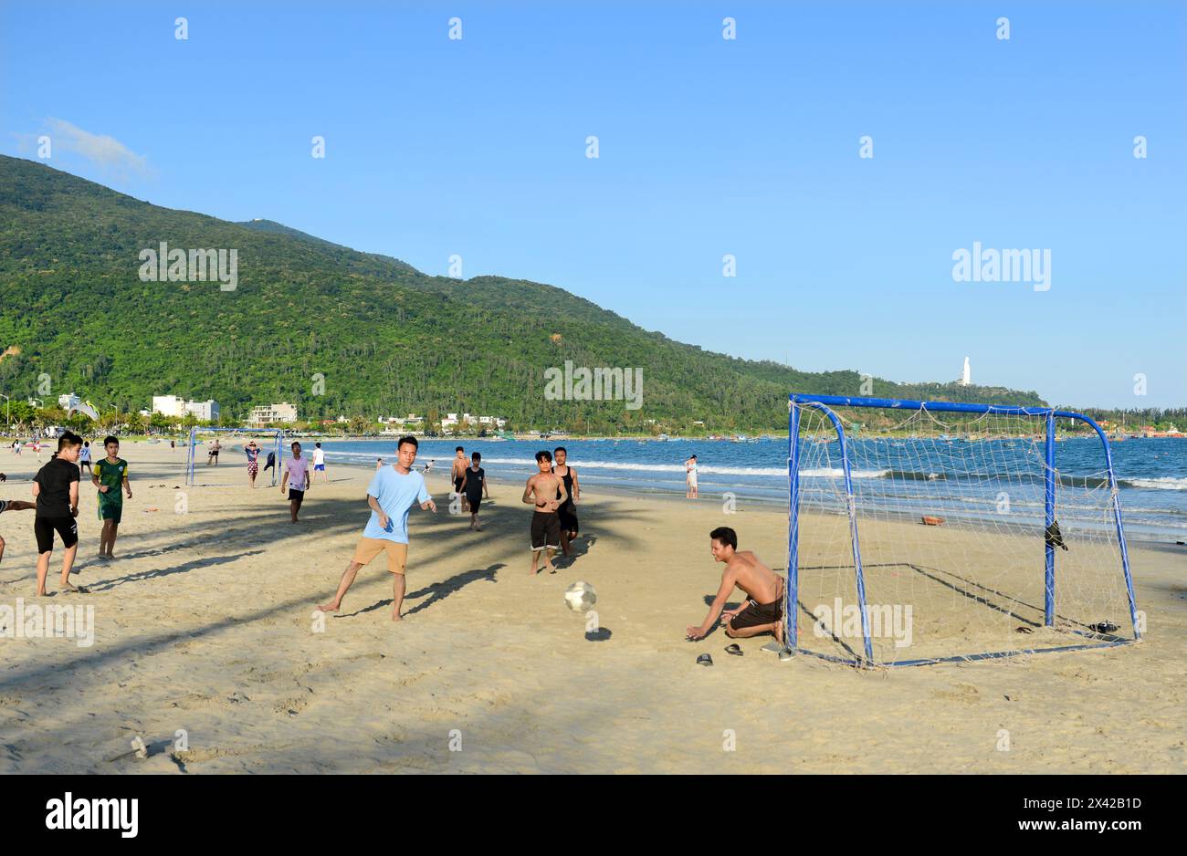 Vietnamesische Männer spielen Fußball am Strand in da Nang, Vietnam. Stockfoto