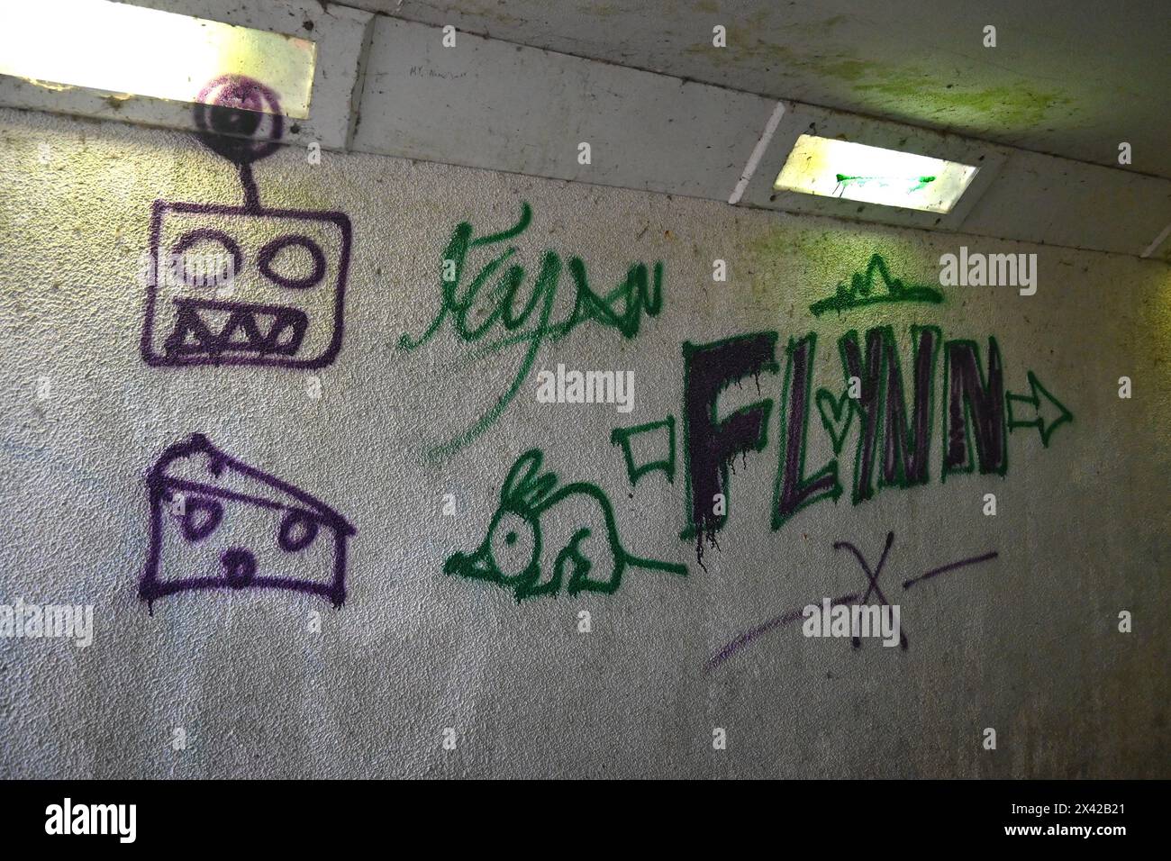 Schlecht gemacht Graffiti an einer Mauer in einem Tunnel – Gwynedd, Wales, Großbritannien – 20. April 2024 Stockfoto