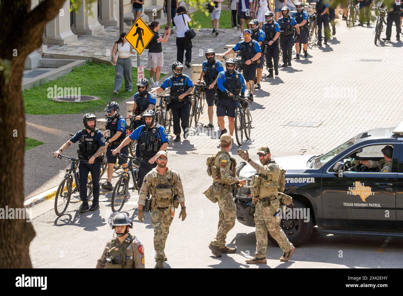 Austin, Texas, USA, 29. April 2024: Fahrradpolizisten greifen auf pro-palästinensische Demonstranten an der University of Texas in Austin ein. Der Campus wurde an einem dritten Tag in Folge von Demonstrationen erschüttert, als Dutzende Studenten und Unterstützer versuchten, eine Zeltstadt in der Nähe des Hauptverwaltungsgebäudes zu errichten. Texas State Truppe, Austin Polizei und UT Polizei haben Dutzende von Festnahmen gemacht. Quelle: Bob Daemmrich/Alamy Live News Stockfoto