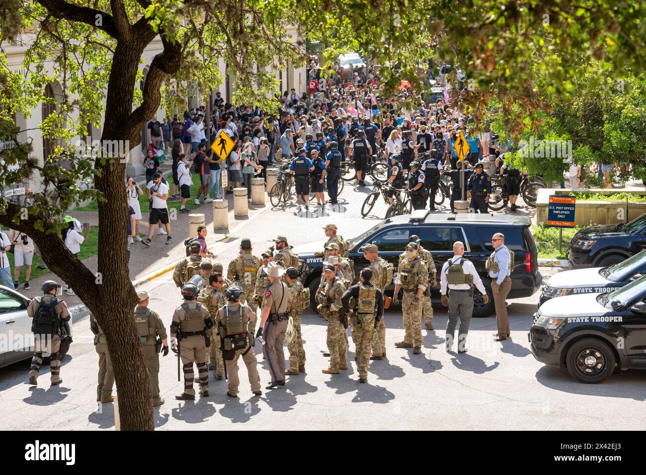 Austin, Texas, USA, 29. April 2024: Texanische Staatstruppen mit Aufstandsausrüstung ziehen an der University of Texas in Austin gegen pro-palästinensische Demonstranten ein. Der Campus wurde an einem dritten Tag in Folge von Demonstrationen erschüttert, als Dutzende Studenten und Unterstützer versuchten, eine Zeltstadt in der Nähe des Hauptverwaltungsgebäudes zu errichten. Texas State Truppe, Austin Polizei und UT Polizei haben Dutzende von Festnahmen gemacht. Quelle: Bob Daemmrich/Alamy Live News Stockfoto