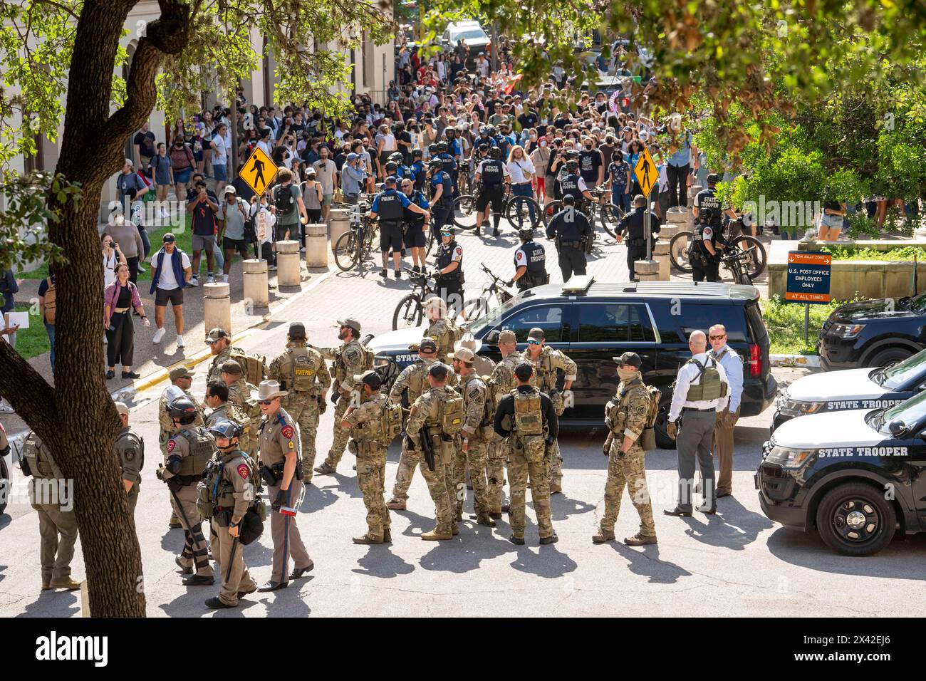 Austin, Texas, USA, 29. April 2024: Texanische Staatstruppen mit Aufstandsausrüstung ziehen an der University of Texas in Austin gegen pro-palästinensische Demonstranten ein. Der Campus wurde an einem dritten Tag in Folge von Demonstrationen erschüttert, als Dutzende Studenten und Unterstützer versuchten, eine Zeltstadt in der Nähe des Hauptverwaltungsgebäudes zu errichten. Texas State Truppe, Austin Polizei und UT Polizei haben Dutzende von Festnahmen gemacht. Quelle: Bob Daemmrich/Alamy Live News Stockfoto