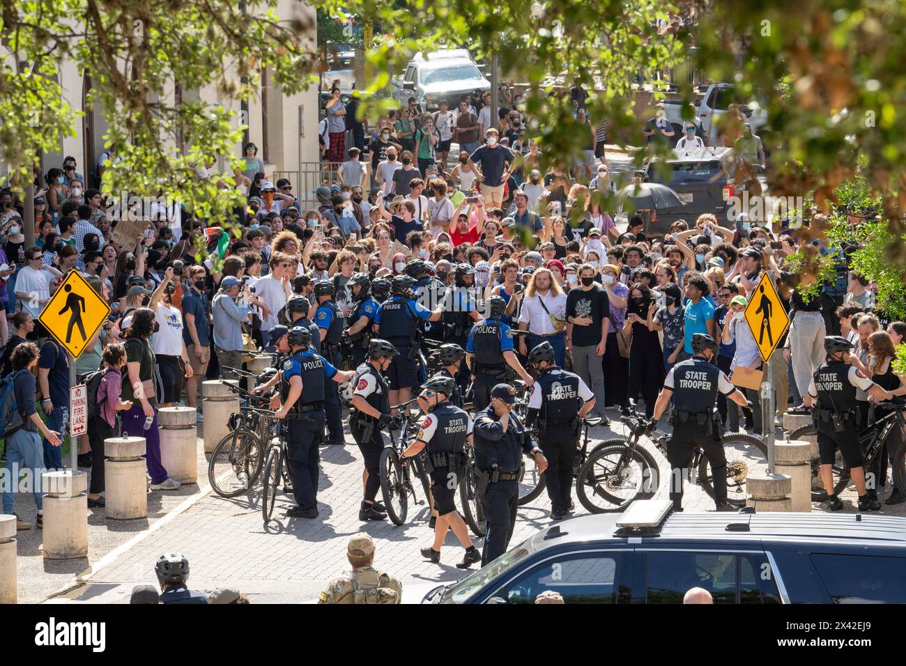 Austin, Texas, USA, 29. April 2024: Fahrradpolizisten greifen auf pro-palästinensische Demonstranten an der University of Texas in Austin ein. Der Campus wurde an einem dritten Tag in Folge von Demonstrationen erschüttert, als Dutzende Studenten und Unterstützer versuchten, eine Zeltstadt in der Nähe des Hauptverwaltungsgebäudes zu errichten. Texas State Truppe, Austin Polizei und UT Polizei haben Dutzende von Festnahmen gemacht. Quelle: Bob Daemmrich/Alamy Live News Stockfoto