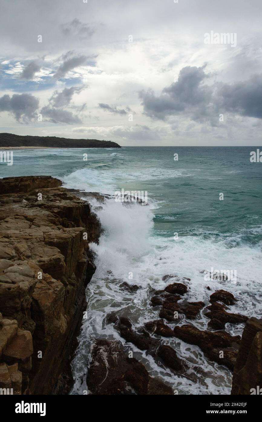 Wellen brechen auf Felsen Noosa Queensland Stockfoto