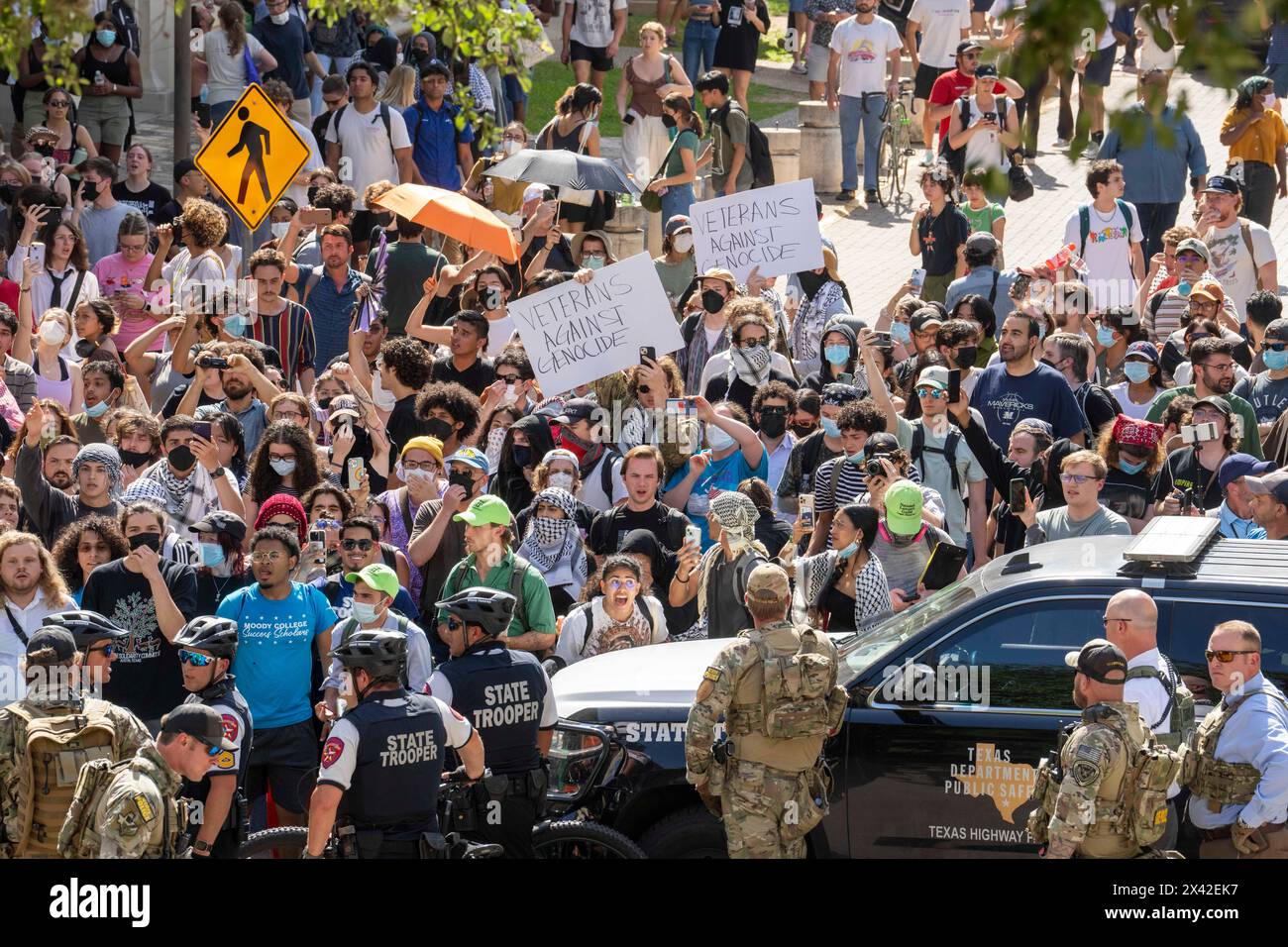 Austin, Texas, USA, 29. April 2024. Die Polizei versucht, Demonstranten während eines pro-palästinensischen Demonstranten an der University of Texas in Austin zu kontrollieren. Der Campus wurde an einem dritten Tag in Folge von Demonstrationen erschüttert, als Dutzende Studenten und Unterstützer versuchten, eine Zeltstadt in der Nähe des Hauptverwaltungsgebäudes zu errichten. Texas State Troopers, Austin Polizei und UT Polizei verhafteten Dutzende vor der Räumung der Website Credit: Bob Daemmrich/Alamy Live News Stockfoto