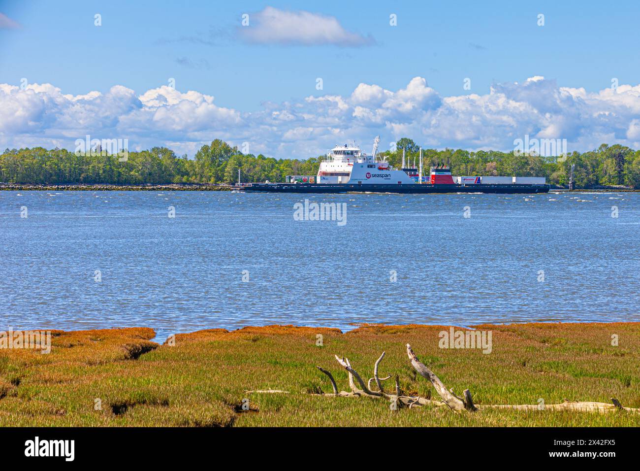 Truck-Fähre, die den Südarm des Fraser River in der Nähe von Vancouver, Kanada, hinaufsegelt Stockfoto