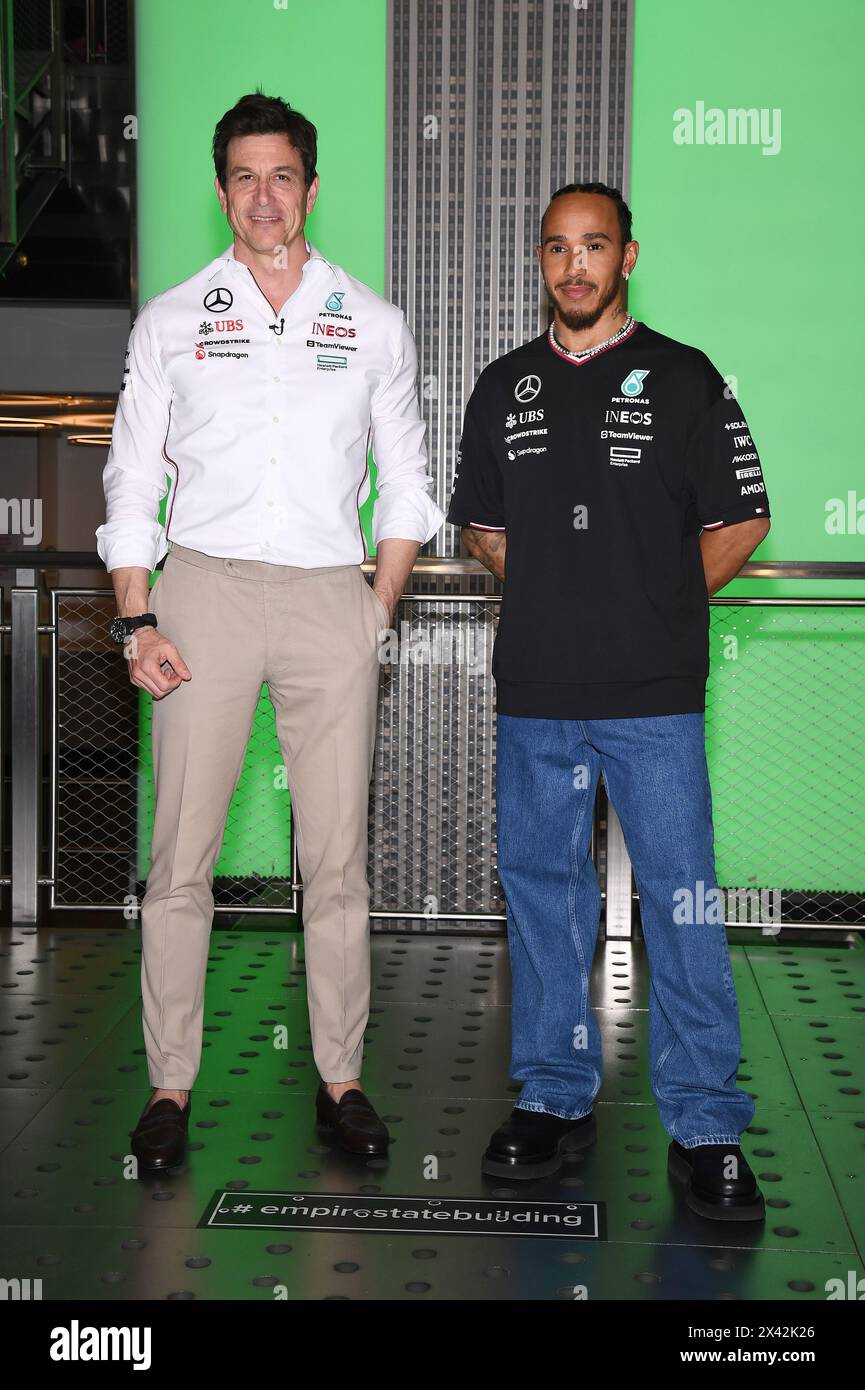 New York, USA. April 2024. (L-R) Toto Wolff, CEO des Mercedes AMG Petronas F1 Teams und Formel-1-Fahrer Lewis Hamilton nehmen an der Lichtzeremonie des Empire State Building vor dem Grand Prix von Miami, New York, NY, 29. April 2024 Teil. (Foto: Anthony Behar/SIPA USA) Credit: SIPA USA/Alamy Live News Stockfoto