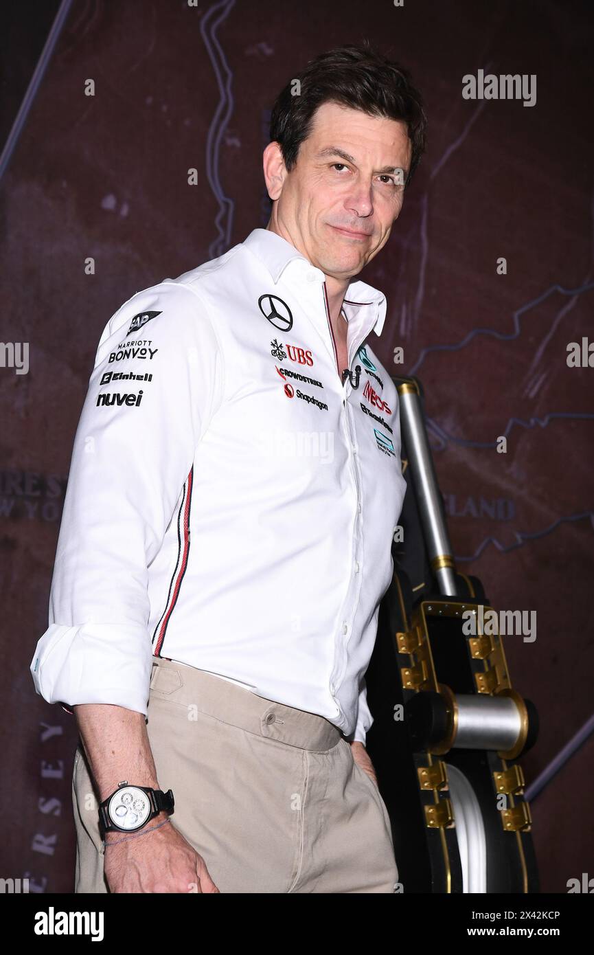 New York, USA. April 2024. Toto Wolff, CEO des Mercedes AMG Petronas F1 Teams, nimmt an der Lichtzeremonie des Empire State Building im Vorfeld des Grand Prix von Miami, New York, NY, 29. April 2024 Teil. (Foto: Anthony Behar/SIPA USA) Credit: SIPA USA/Alamy Live News Stockfoto