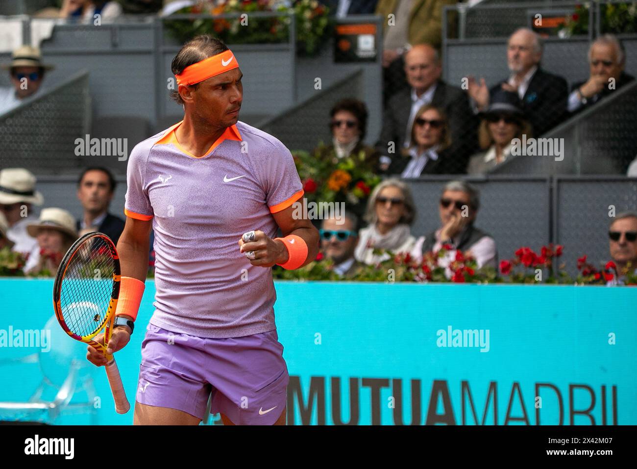 Madrid, Spanien. April 2024. Der spanische Tennisspieler Rafael Nadal feiert, nachdem er in einem Tennisspiel gegen den argentinischen Tennisspieler Pedro Cachín (nicht im Bild) in der Caja Magica einen Punkt erzielt hat. Der spanische Tennisspieler Rafael Nadal hat sich für das Achtelfinale der ATP Masters 1000 in Madrid qualifiziert, nachdem er den argentinischen Tennisspieler Pedro Cachín in 3 Sets besiegt hatte (6:1, 6:7(5) und 6:3, in 3h 04m). in der nächsten Runde trifft er am Dienstag auf den tschechischen Irí Lehecka. Quelle: SOPA Images Limited/Alamy Live News Stockfoto