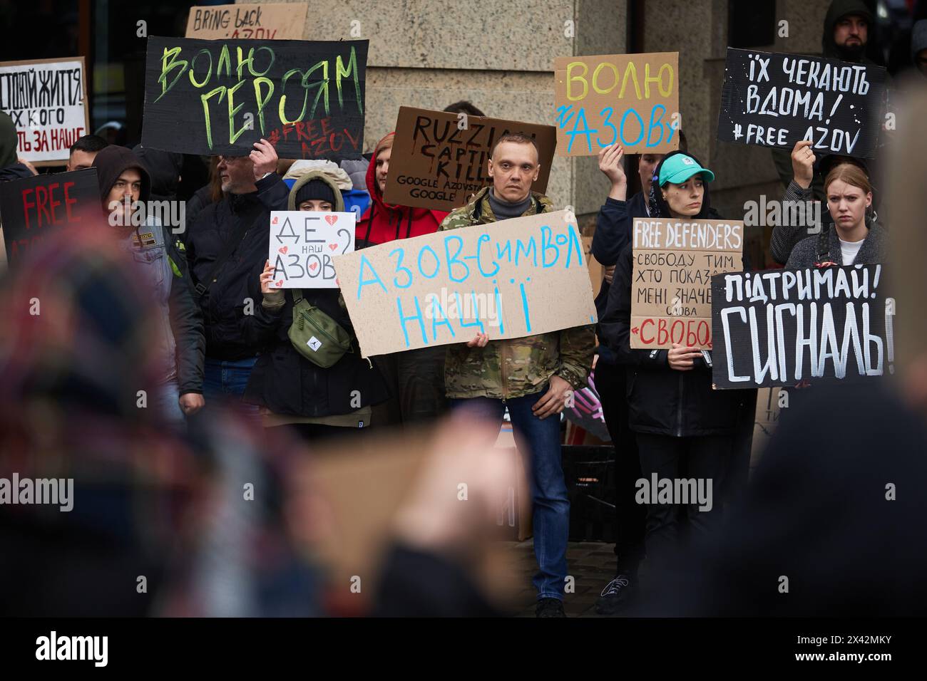 Ukrainischer Mann hält auf einer öffentlichen Demonstration das Banner „Asov-Kämpfer – Stolz der Nation“. Kiew - 21. April 2024 Stockfoto