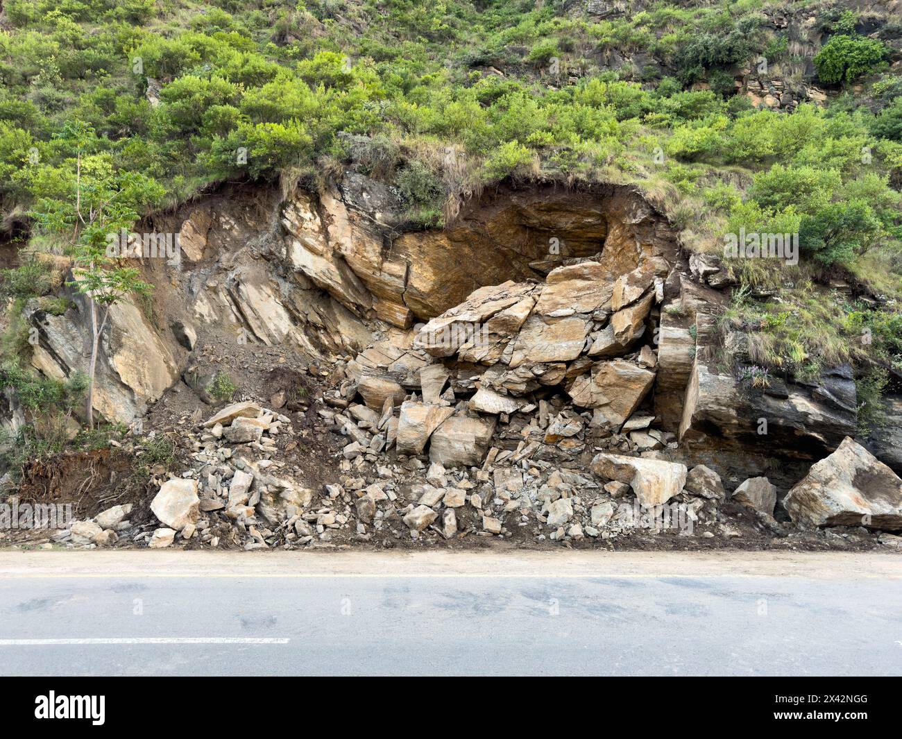 Gebirgserdrutsch große Felsen blockieren die Straße im Swat Valley, Pakistan Stockfoto