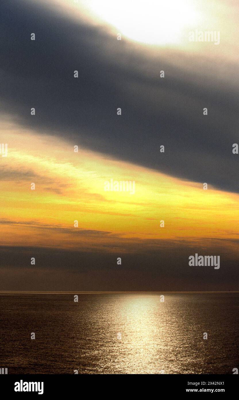 Himmel und Ozean im frühen Morgenlicht Stockfoto