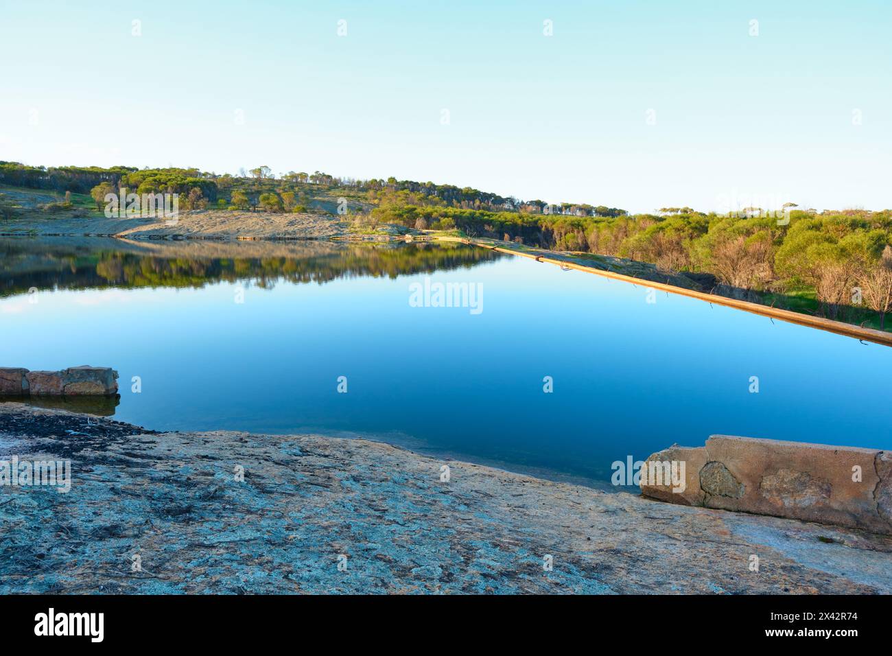 Toapin Weir im späten Nachmittagslicht, ein Stausee, Campingplatz und Touristenattraktion in der Nähe von Quairading in der Wheatbelt-Region in Western Australia. Stockfoto