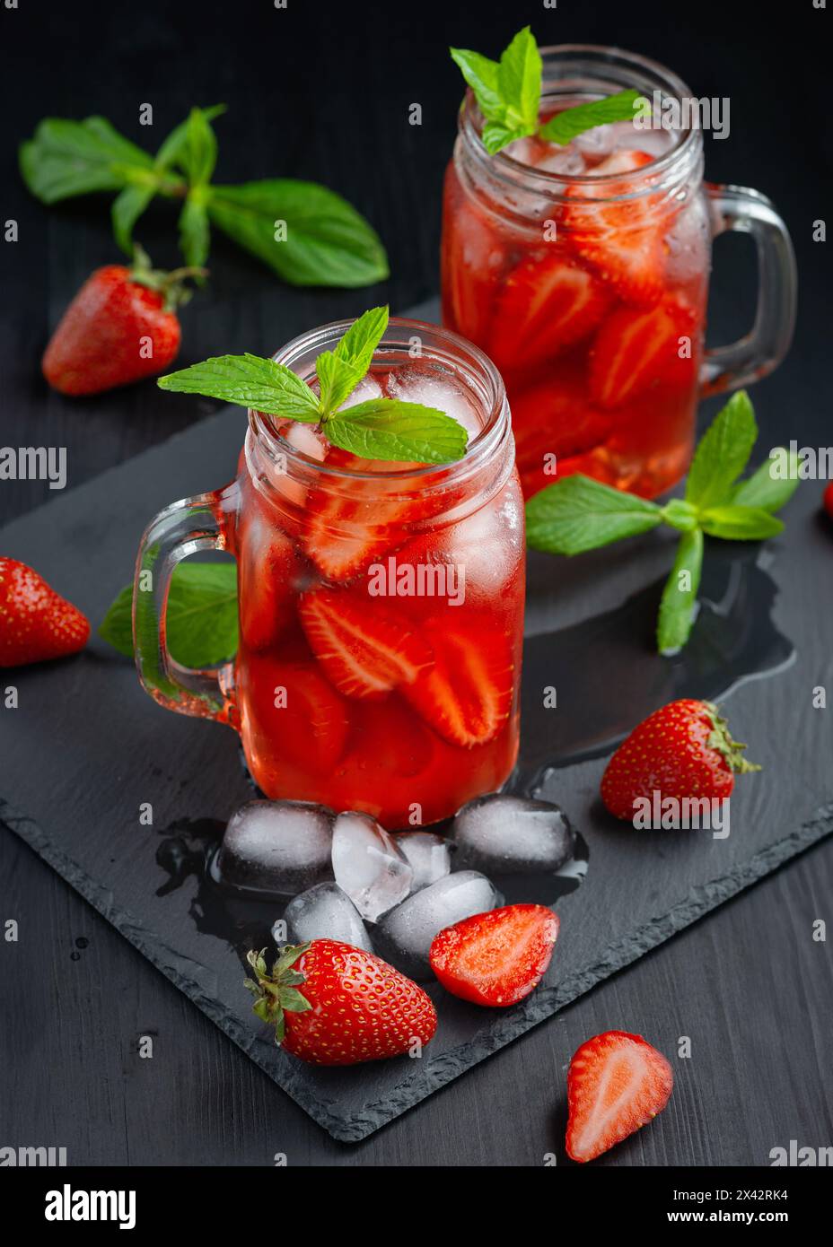Frischer Erdbeercocktail. Frischer Sommercocktail mit Erdbeeren und Eiswürfeln Stockfoto