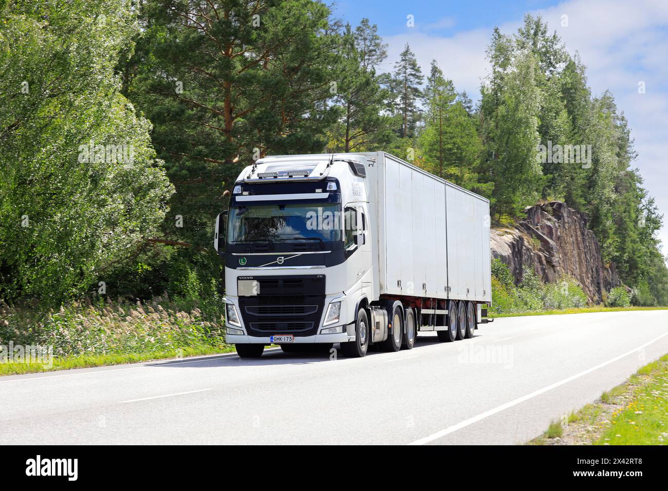 Der weiße Volvo FH-Lkw zieht an einem sonnigen Sommertag einen Auflieger entlang der Landstraße. Salo, Finnland. August 2023. Stockfoto
