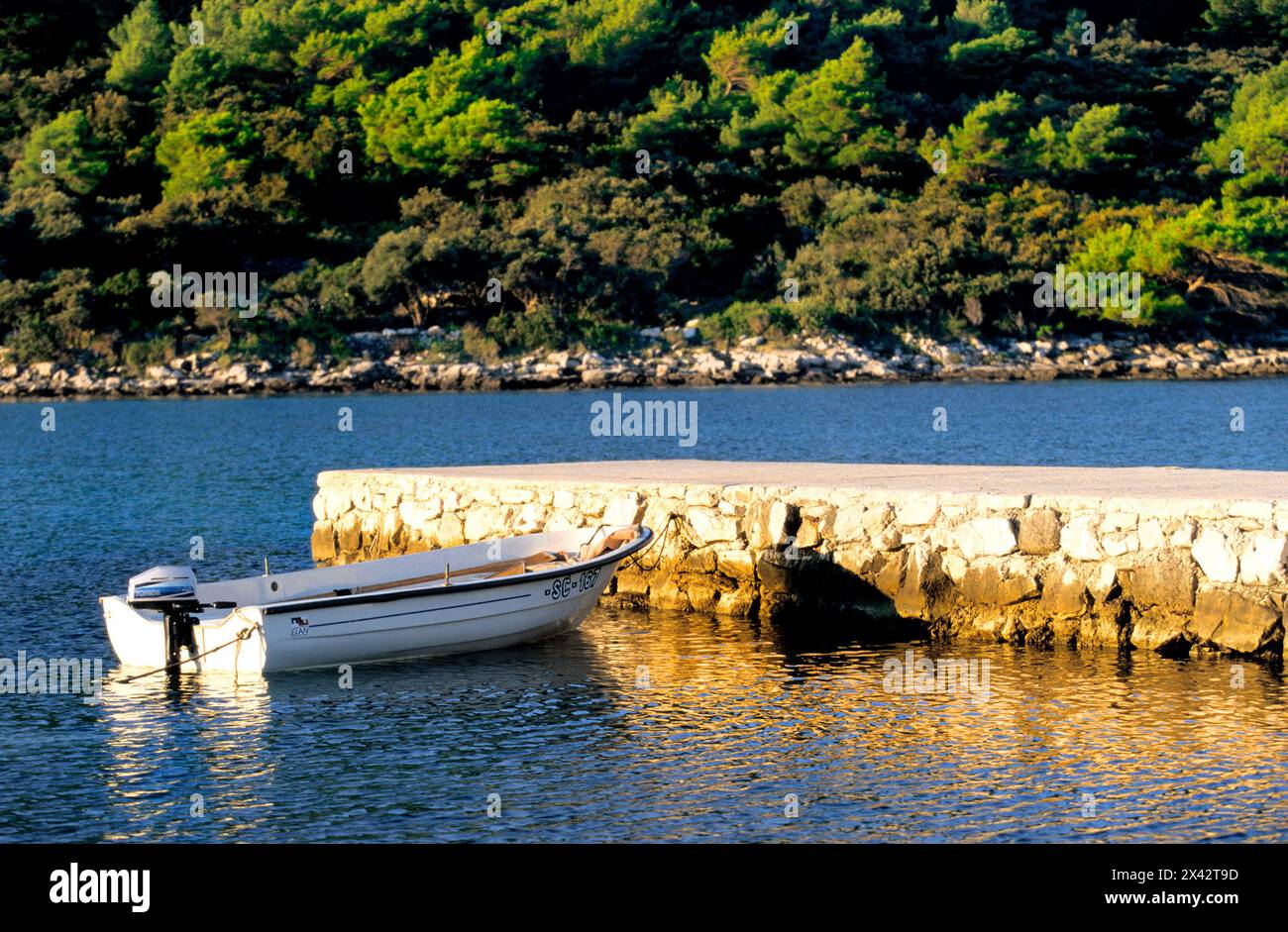 Dinghy liegt in einem kleinen Bootshafen, Hvar. Kroatien Stockfoto