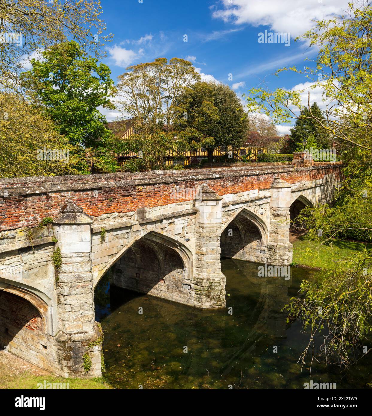 Eltham Palace Bridge. Erbaut vor über 600 Jahren und Londons älteste funktionierende Brücke. Stockfoto