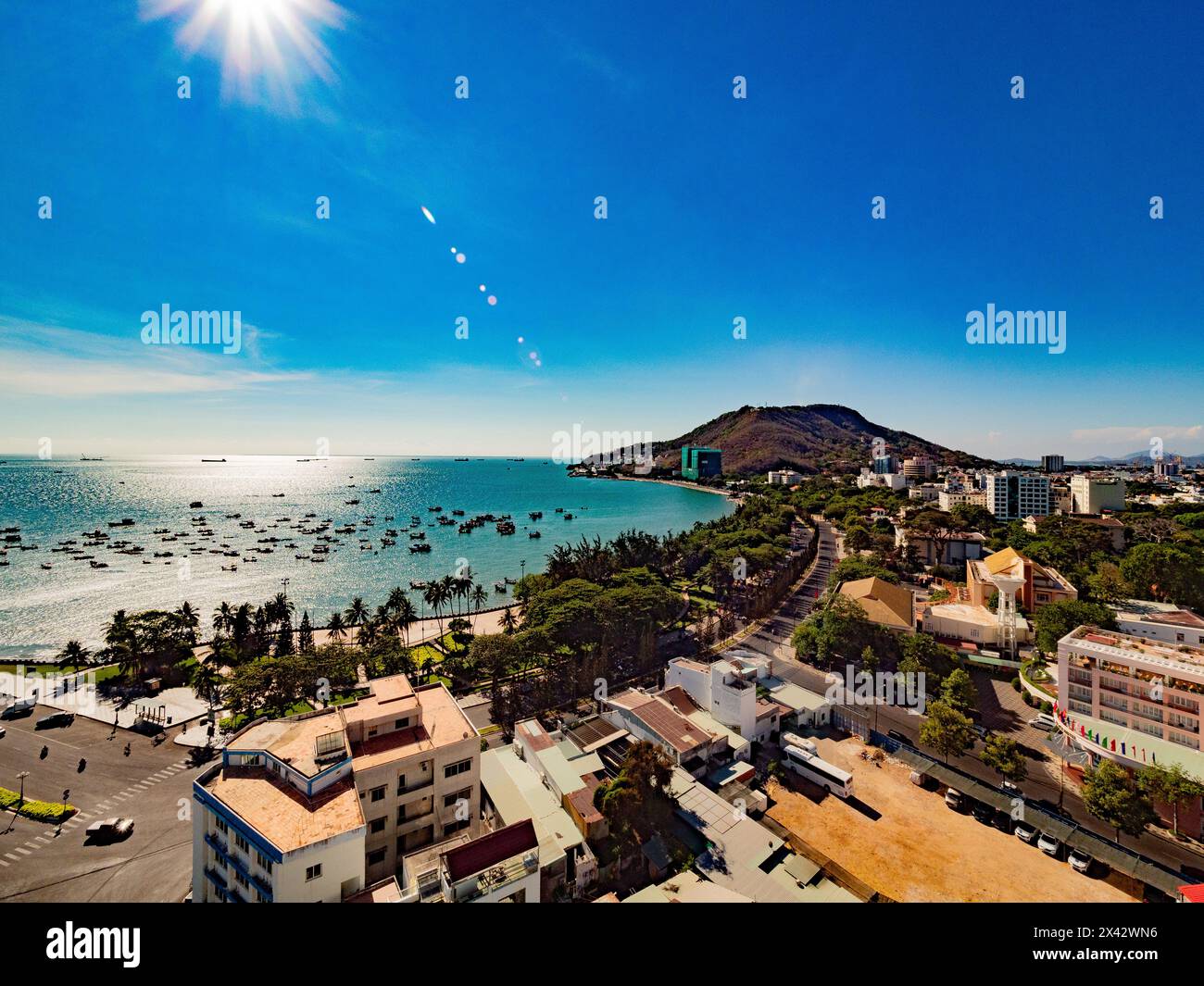 Aus der Vogelperspektive Hügel blauer Himmel hohe Sonne Fischerboote Entwicklungsländer Vung Tau Vietnam Stockfoto