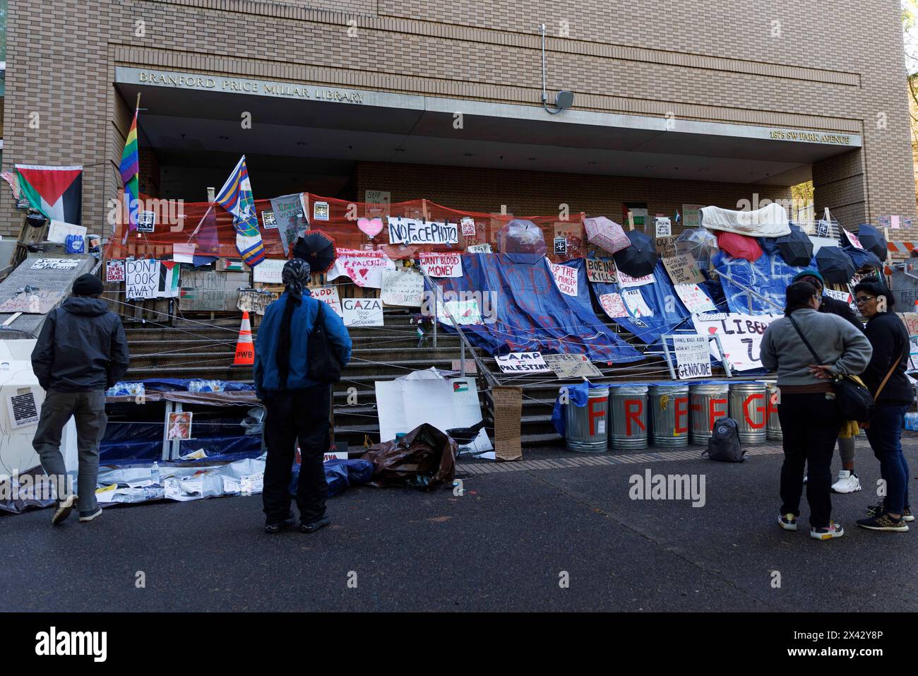 Etwa 100-200 Demonstranten übernahmen und blockierten die Bibliothek der Portland State University am 29. April 2024, indem sie forderten, dass die Universität von finanziellen Verpflichtungen mit Israel und Boeing, die Geld und Praktika an die Universität spenden, abtritt. (Foto: John Rudoff/SIPA USA) Credit: SIPA US/Alamy Live News Stockfoto
