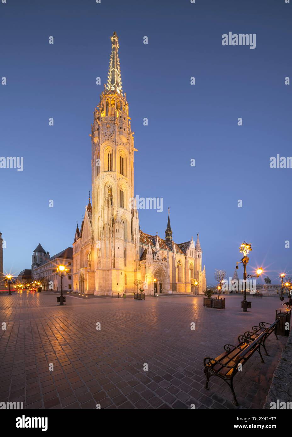 Abendliche Stadtlandschaft über Budapest mit der beleuchteten Matthiaskirche. Erstaunliche Attraktion im Burgviertel Buda neben der Fishermans Bastion. Stockfoto