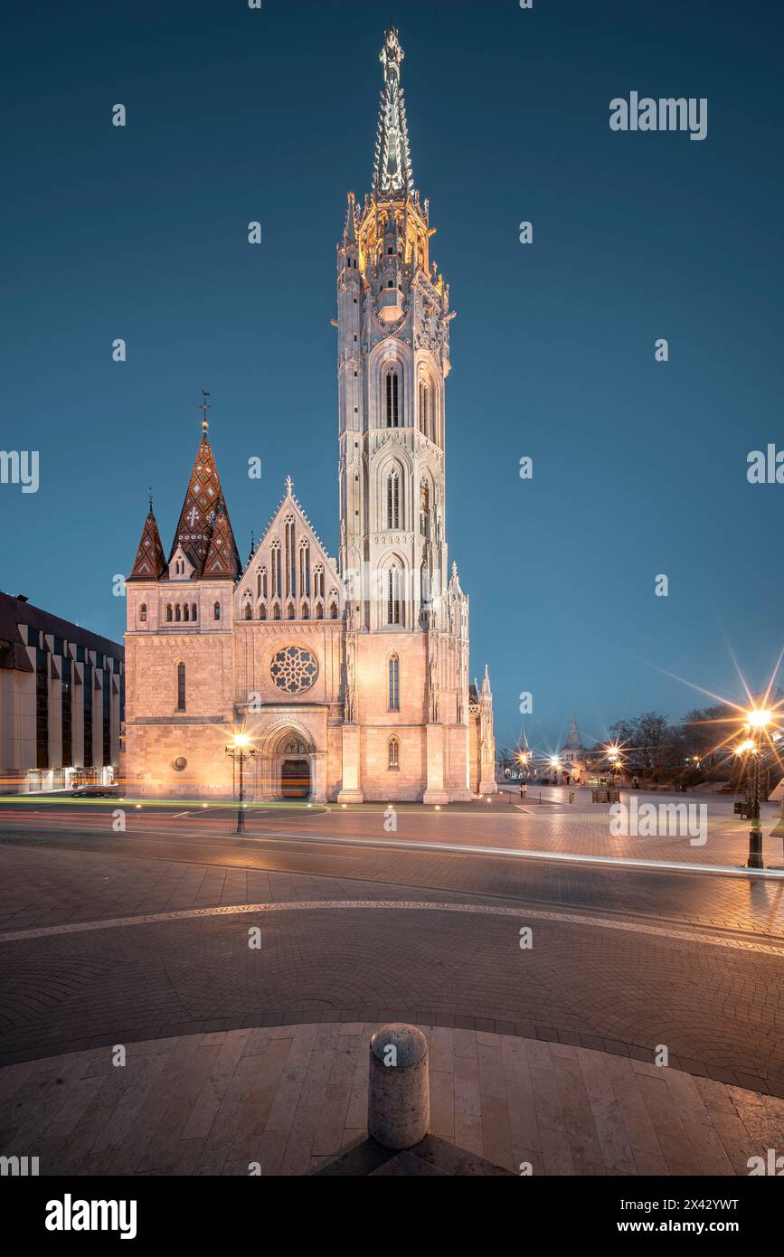 Abendliche Stadtlandschaft über Budapest mit der beleuchteten Matthiaskirche. Erstaunliche Attraktion im Burgviertel Buda neben der Fishermans Bastion. Stockfoto