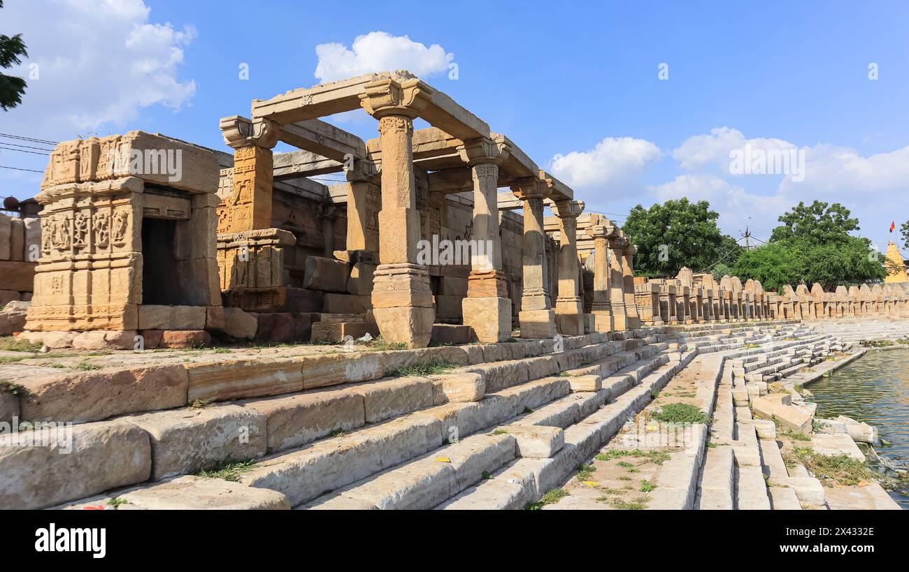 Wunderschöne Architektur der antiken Hindu-Tempel, 365 Templea rund um den Munsar-See, Denkmäler aus dem 11. Jahrhundert, die rund um den See gebaut wurden. Viramgam, Gujarat, Indien. Stockfoto