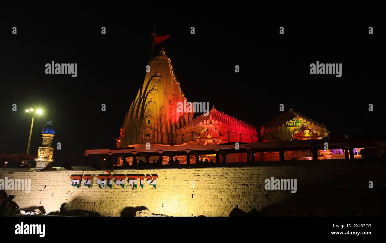 Nachtansicht auf Somnath Tempel, Lord Shiva Tempel aus dem 8. Jahrhundert, einer der 12. Jyotirlinga, Somnath, Gujarat, Indien. Stockfoto