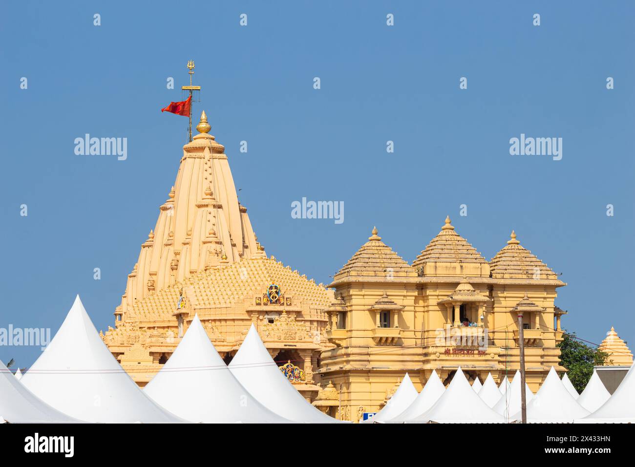 Blick auf Somnath Tempel, Lord Shiva Tempel aus dem 8. Jahrhundert, einer der 12. Jyotirlinga, Somnath, Gujarat, Indien. Stockfoto