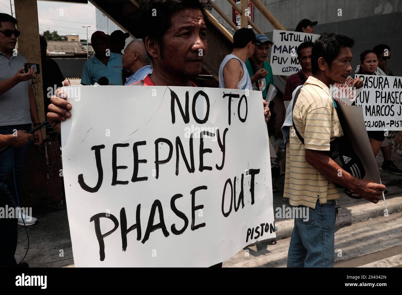 Jeepney Drivers in Manila am 29. April 2024 in Quezon City, Metro Manila, Philippinen, Jeepney-Fahrer begannen einen dreitägigen Streik, um ihre Ablehnung der Initiative der Regierung zum Auslaufen traditioneller Jeepneys zu äußern, wie im Plan zur Modernisierung öffentlicher Nutzfahrzeuge PUVMP beschrieben. Quezon und Manila Metro Manila Philippinen Copyright: XDeoxMontesclarosx Stockfoto