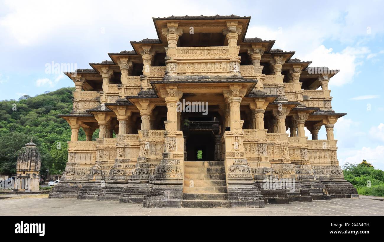 Wunderschöne Außenansicht des Navlakha-Tempels, auch bekannt als Sonnentempel, Jethwa-Dynastie-Tempel aus dem 12. Jahrhundert, Ghumli, Gujarat, Indien. Stockfoto