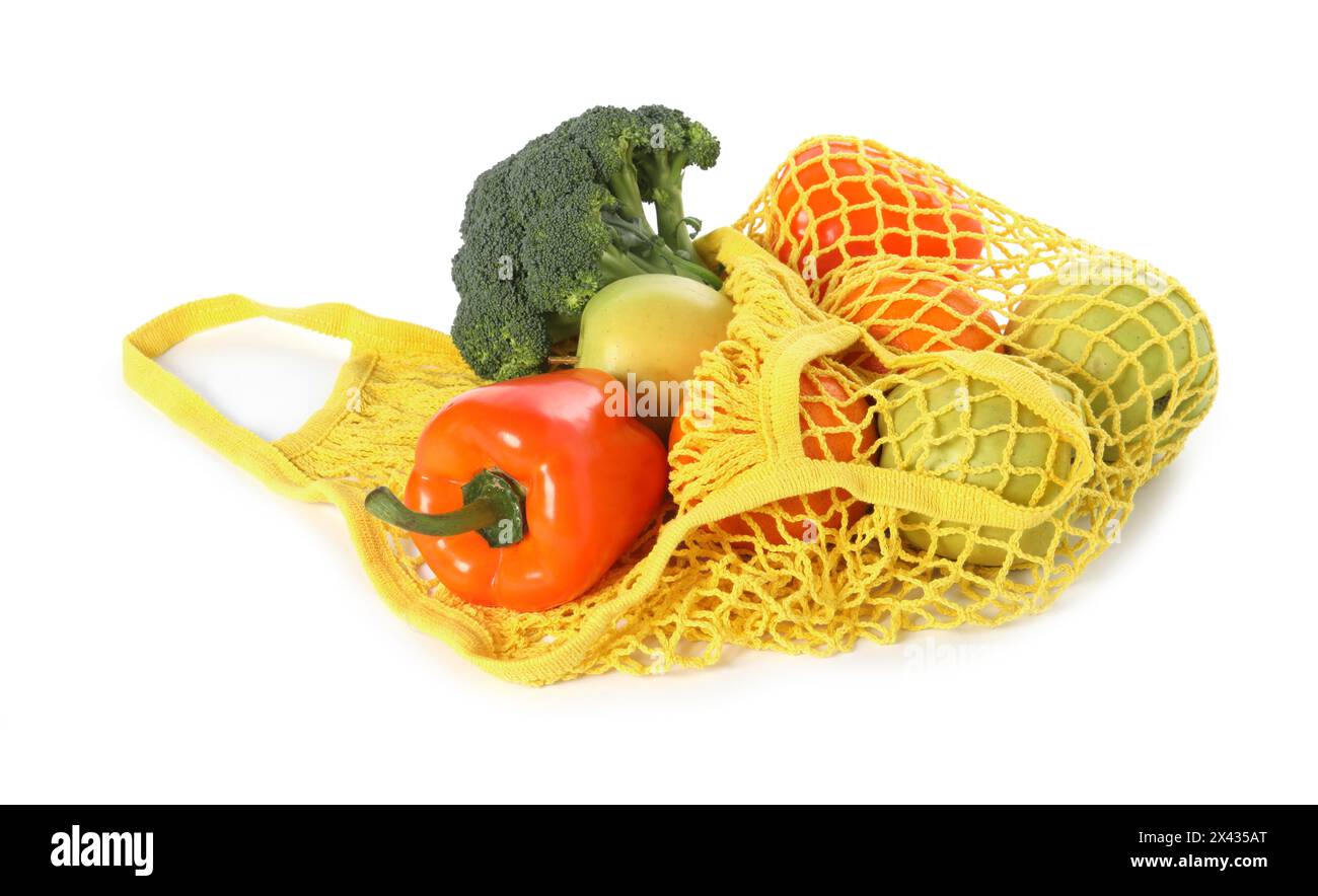 Frische Produkte in gelbem Sack isoliert auf weiß Stockfoto