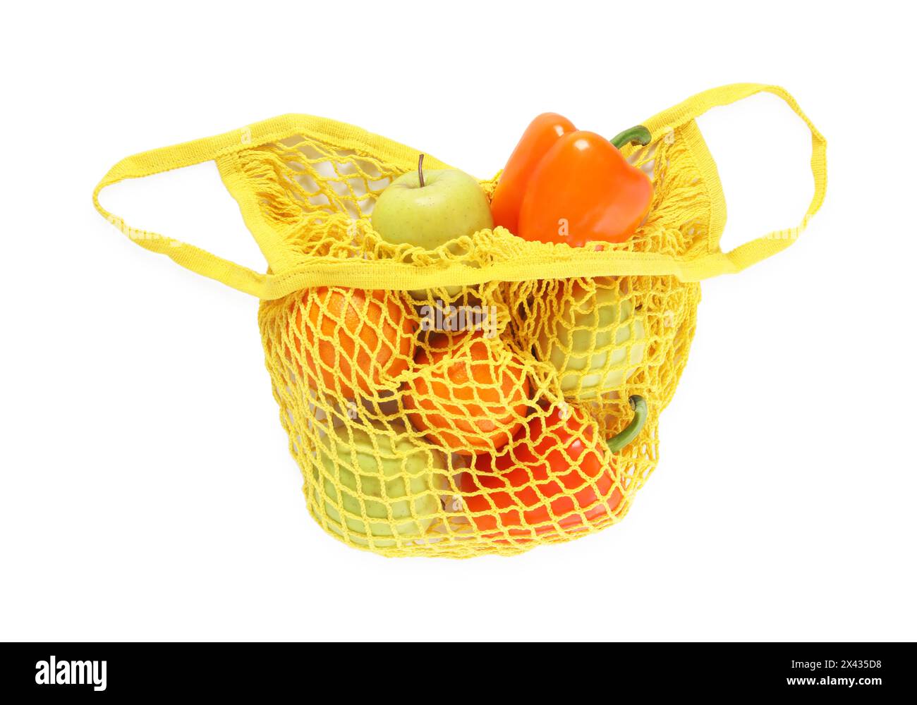 Frische Produkte in gelbem Sack isoliert auf weiß, Draufsicht Stockfoto