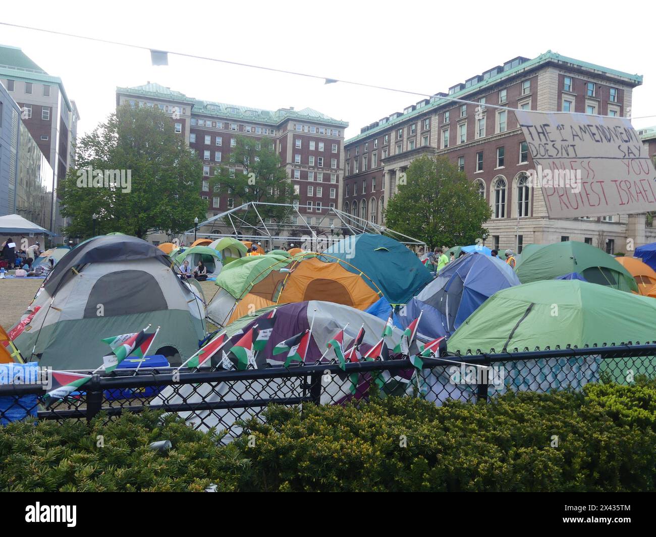 Low Plaza, Columbia University, 2970 Broadway, New York, NY 10027. April 2024. Nachdem die Frist für die Räumung des Camps der Besetzer auf der Low Plaza abgelaufen war, begann die New Yorker Columbia University gewaltsam mit der Zwangsräumung und Vertreibung nichtkonformer pro-palästinensischer und pro-israelischer Studentendemonstratoren von ihrem Campus in Manhattan. Quelle: ©Julia Mineeva/EGBN TV News/Alamy Live News Stockfoto