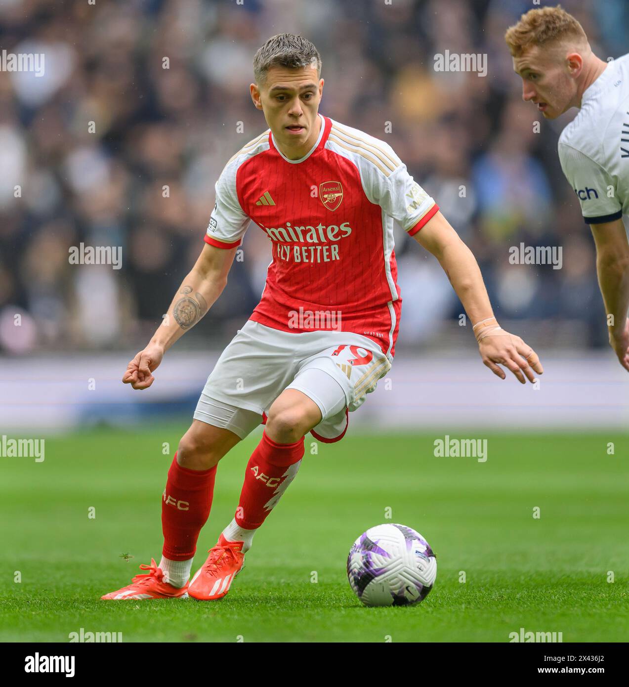 28. April 2024 - Tottenham Hotspur gegen Arsenal - Premier League - Tottenham Hotspur Stadium. Leandro Trossard im Kampf gegen Tottenham. Bild : Mark Pain / Alamy Live News Stockfoto