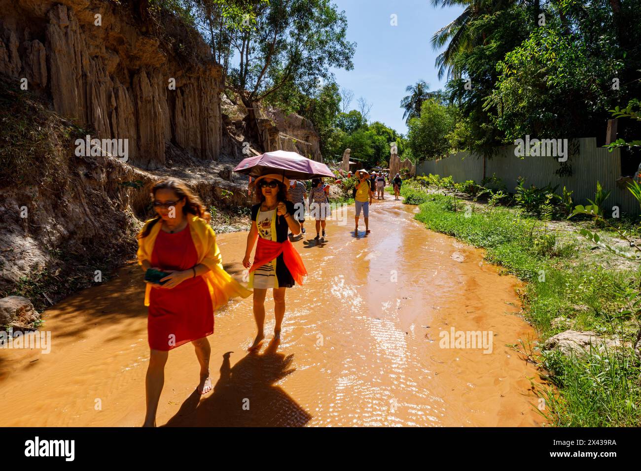 Touristen im Fairy Stream von Mui ne in Vietnam Stockfoto