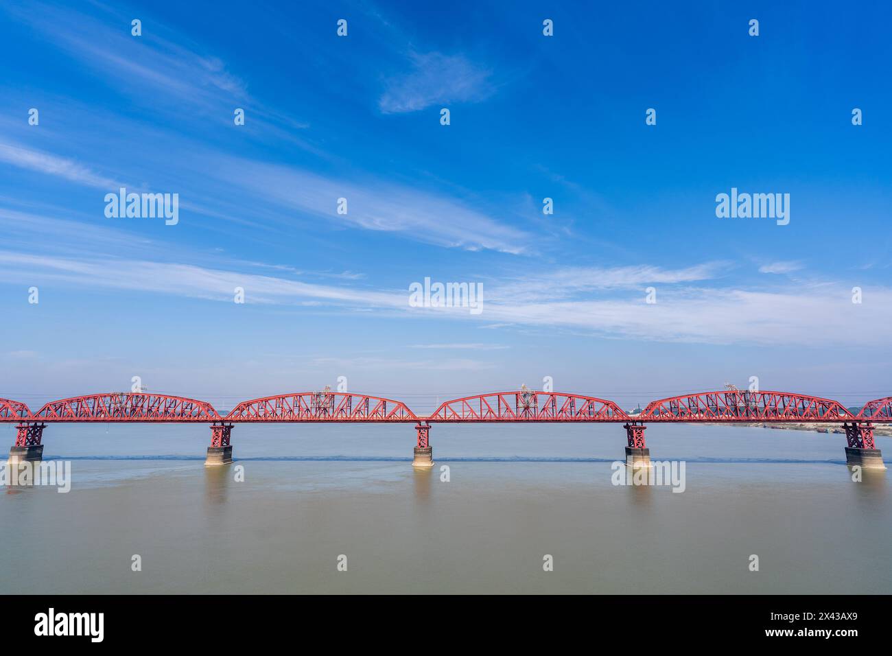 Landschaftsansicht der alten Hardinge-Brücke Stahlbahn-Fachwerkbrücke über Padma oder Ganges zwischen Pabna und Kushtia, Bangladesch Stockfoto