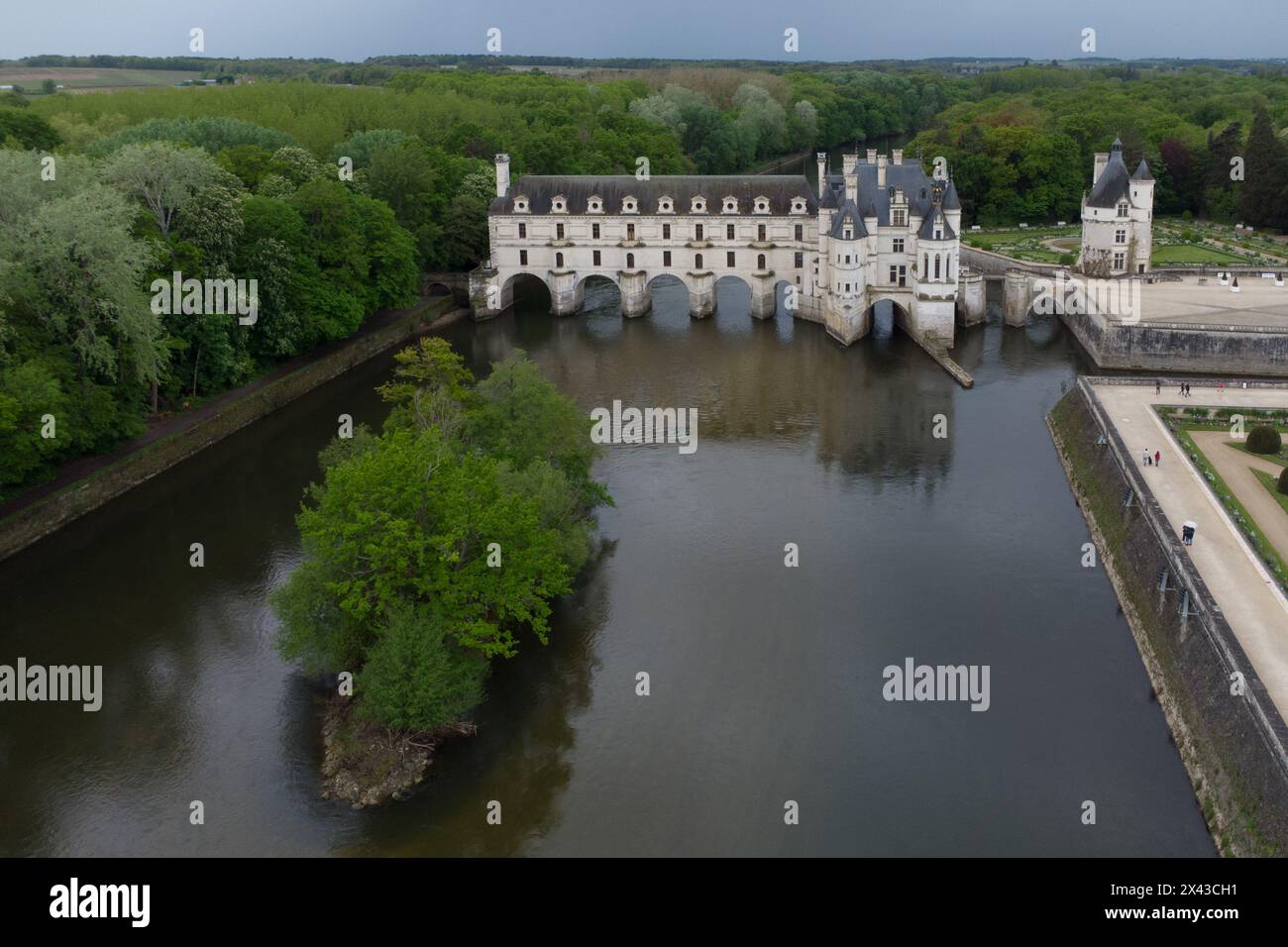 (240430) -- ORLEANS, 30. April 2024 (Xinhua) -- ein Luftdrohnenfoto vom 27. April 2024 zeigt den Blick auf das Schloss Chenonceau im Loire-Tal, Frankreich. Die Schlösser des Loire-Tals sind Teil des architektonischen Erbes der historischen Städte Amboise, Angers, Blois, Chinon, Montsoreau, Orleans, Saumur und Touren entlang der Loire in Frankreich. Sie illustrieren Renaissanceideale des Designs in Frankreich. (Xinhua/Meng Dingbo) Stockfoto
